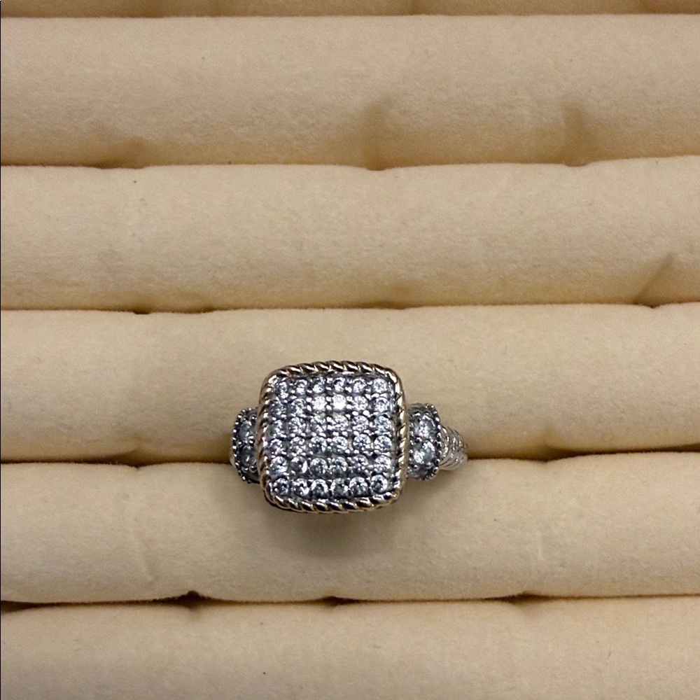 Like new condition, ladies 925 sterling silver ring.
